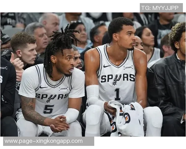 年轻球员激情四溢文班遭双人犯规卡斯尔与米奇争执双双被罚